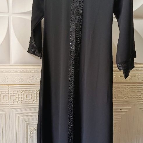 Abaya anak hitam dan putih
