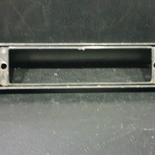 Pinggiran samping tutup power amplifier mobil ukuran 24 x 5 x 2 cm bekas