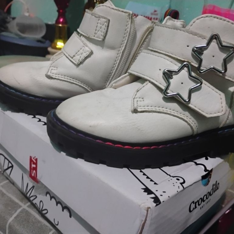 Sepatu boots putih anak perempuan preloved