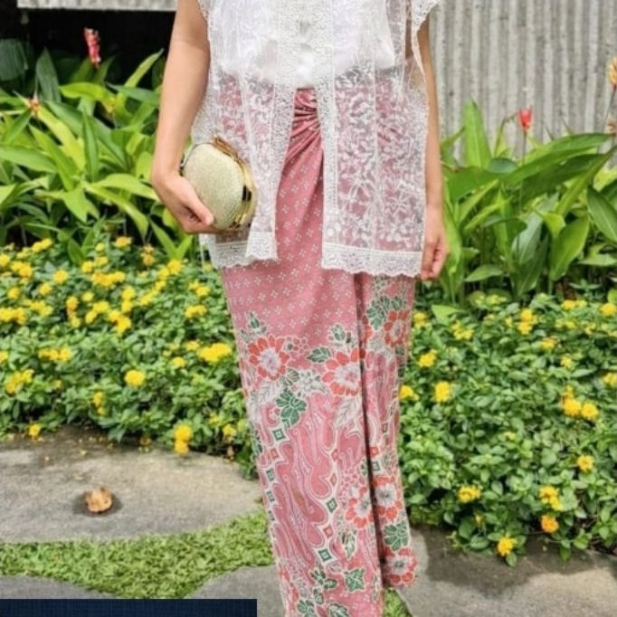 Rok Lilit Batik Wanita modern bawahan kaos putih