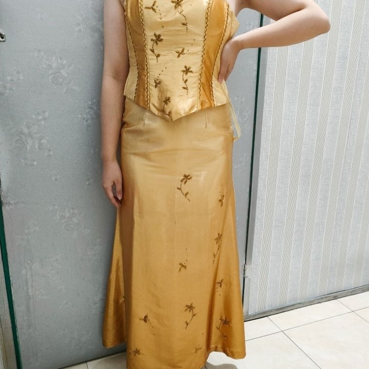 (PRELOVED) BACA DESC Dress Pesta Set Atasan Korset dan Rok Panjang Mermaid Satin Gold Emas