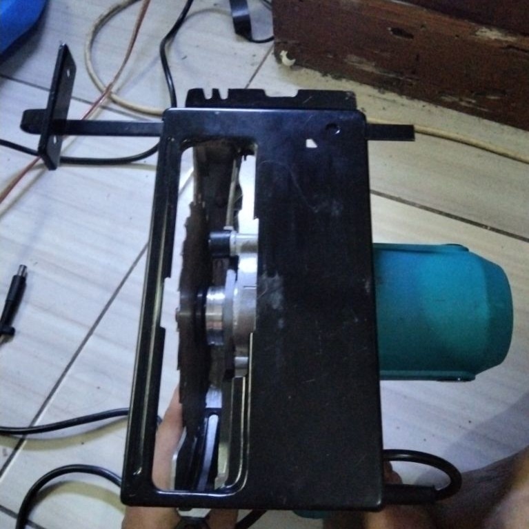 gergaji mesin. sircular saw.