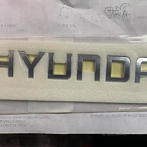 Emblem tulisan HYUNDAI mobil H1