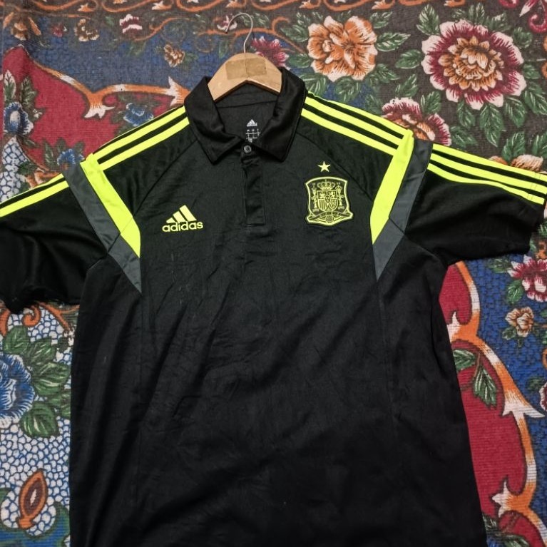 jersey polo spanyol hitam dan barca spotify