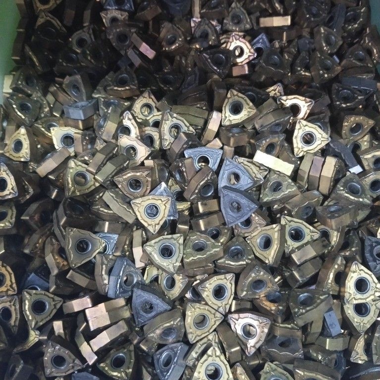 INSERT BUBUT WNMG 080408 CERMET SEKEN MULUS. PAHAT BUHUT WNMG 0804 . PISAU BUBUT 6 SISI BOLAK BALIK.