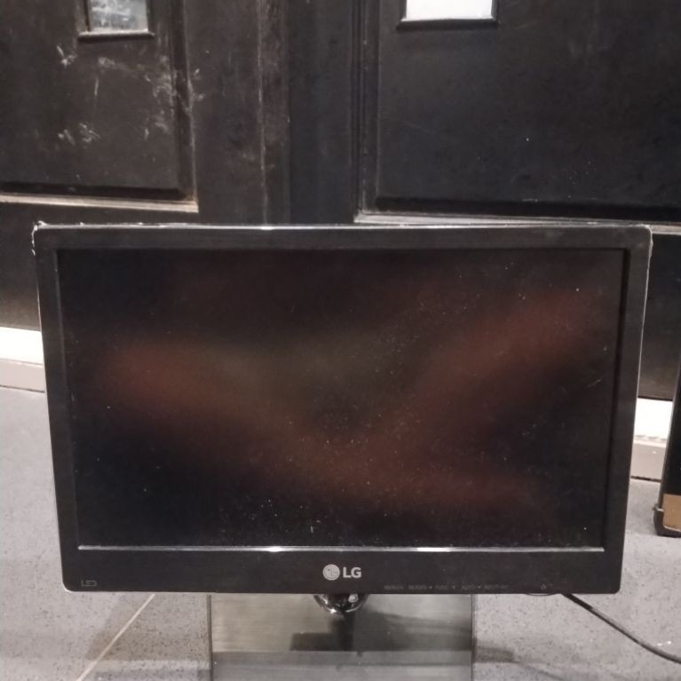 Monitor LED LG 16 inch pecah