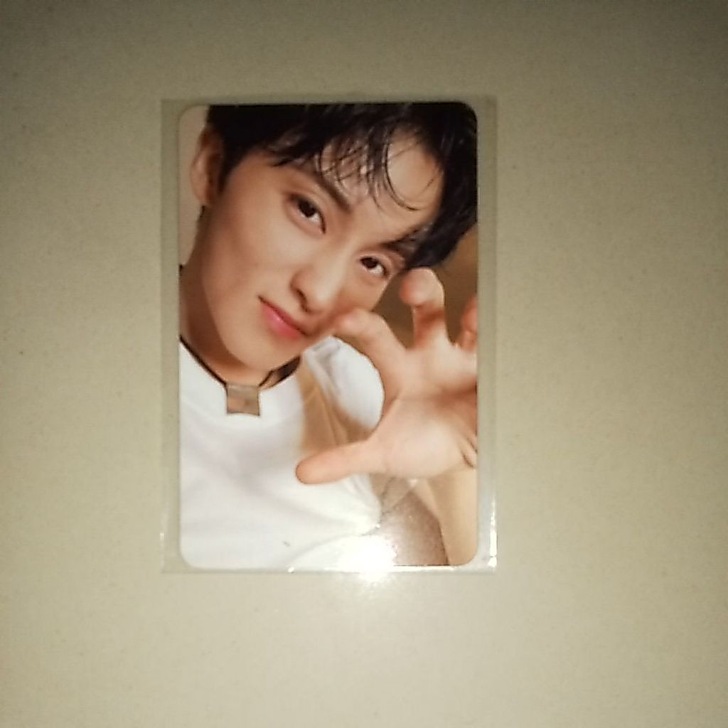 PHOTOCARD OFFICIAL MARK MAUNG