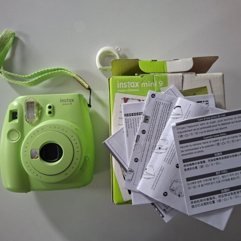 Di jual, instax mini 9 instant camera green, second. punya pribadi