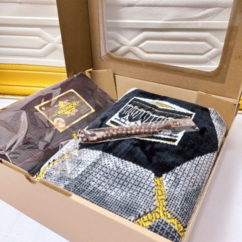PAKET KOMPLIT HAMPERS SARUNG TENUN WADIMOR DAN SAJADAH TURKI BLUDRU TEBAL, FREE TASBIH ORIGINAL BRAN