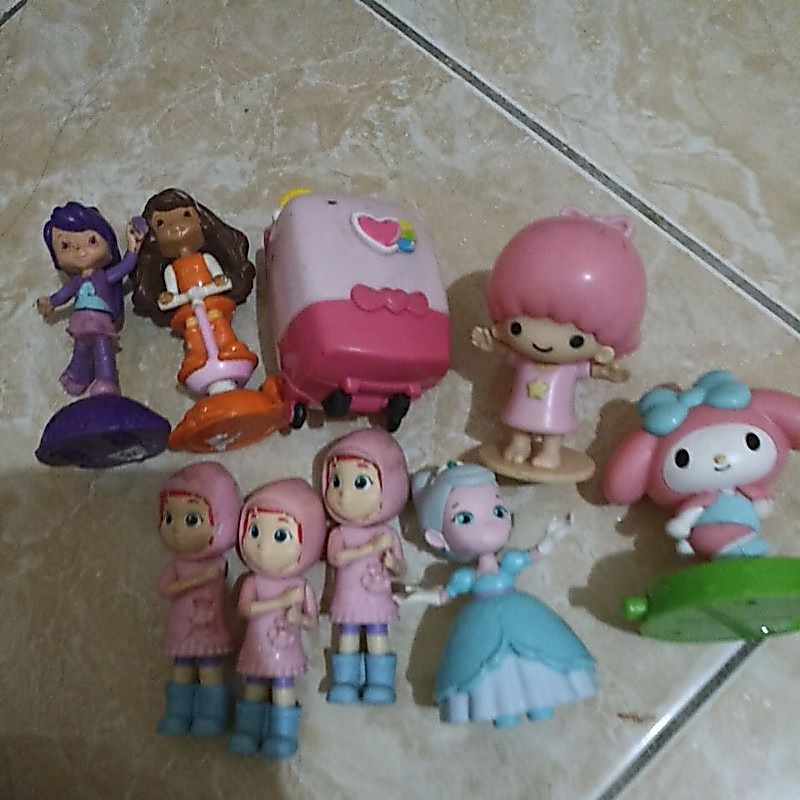 Mainan Preloved (BEKAS) Action Figure Strawberry Rainbow Ruby Putri Kiki Tas koper Ruby Rubi Coco Ha