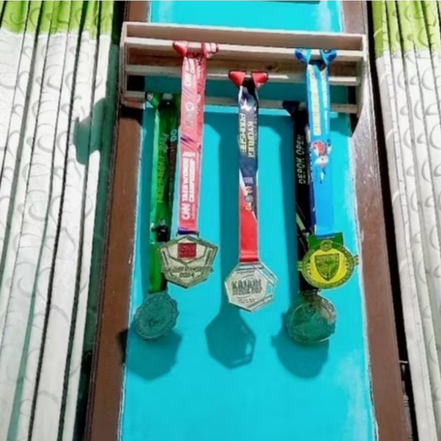 Gantungan mendali rak mendali rak piala
