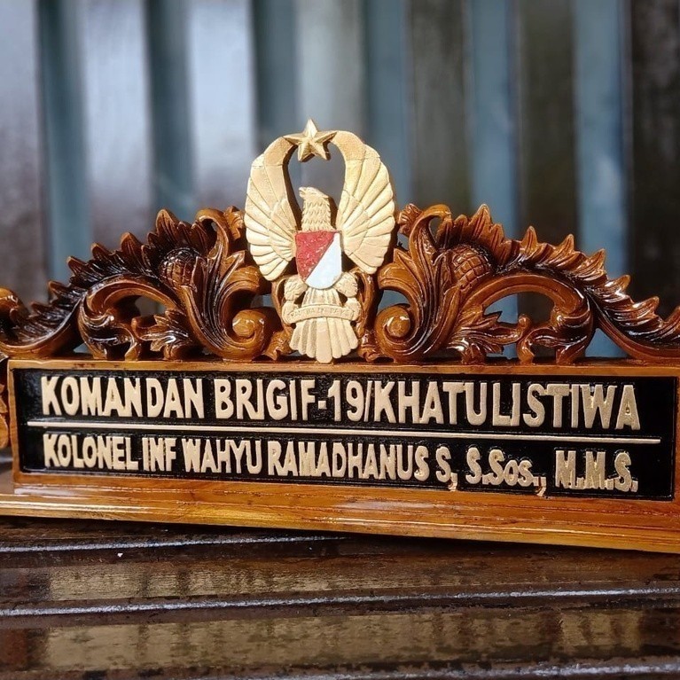 PAPAN NAMA / PAPAN NAMA MEJA / PAPAN NAMA MEJA UKIR / PAPAN NAMA KAYU / PAPAN NAMA KAYU JATI