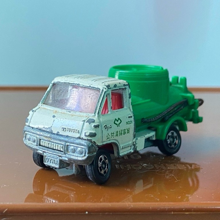 Miniatur diecast truck tomica toyota dyna daihatsu delta 1969 vacuum no 18 loose as is