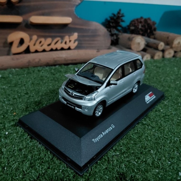 Diecast Miniatur Toyota Avanza G silver skala 1:43
