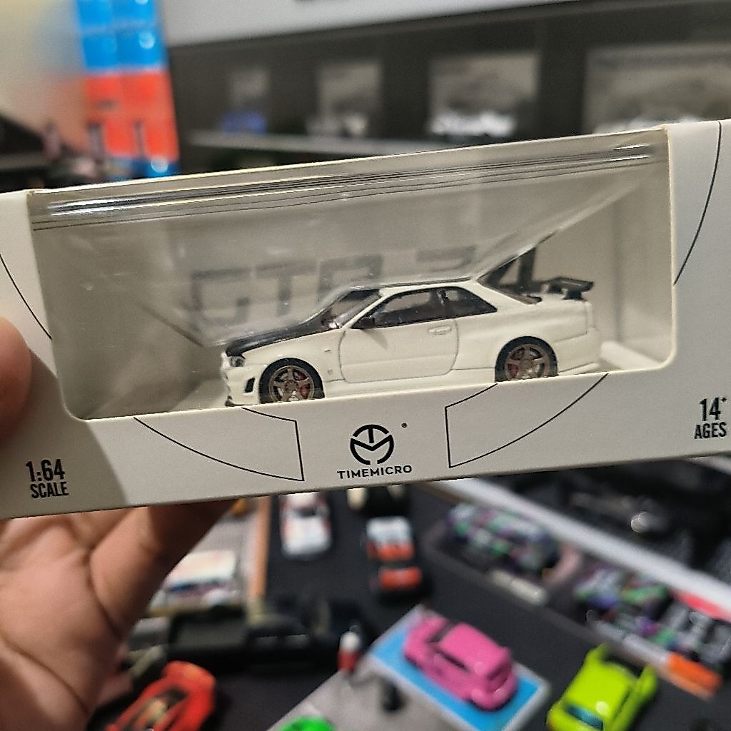 Time micro Nissan skyline R34 White