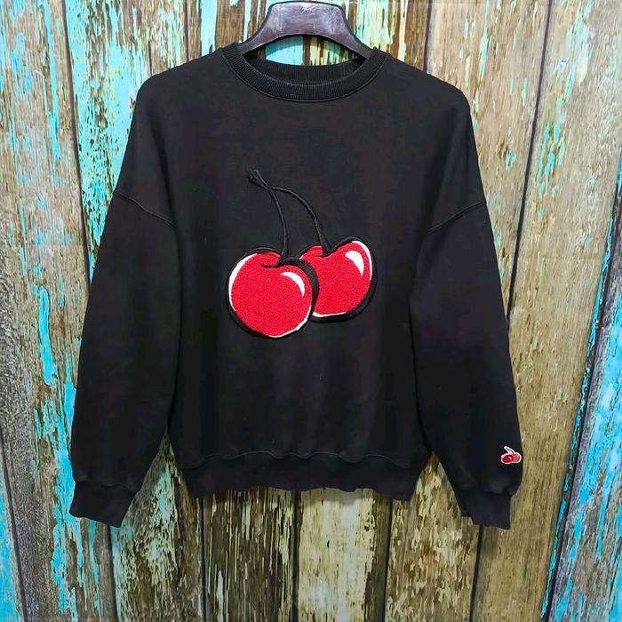 Sweater CREWNECK  KIRSH Hitam dengan Desain Ceri Merah di Depan dan Logo di Lengan