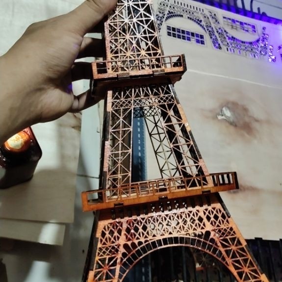 miniatur menara Eiffel