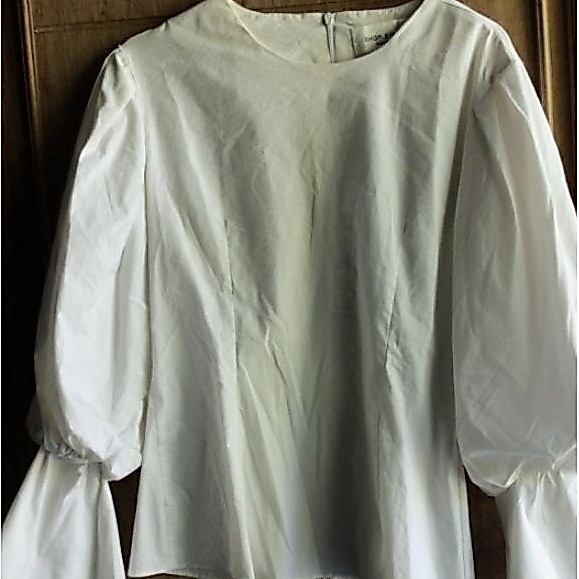 Blouse putih lengan balon