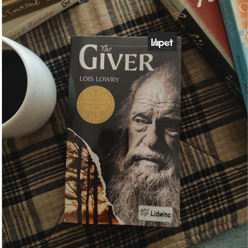 Buku Novel Fiksi Original Preloved bahasa Inggris - The Giver oleh Lois Lowry