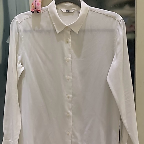 (PRELOVED) Uniqlo Kemeja Rayon Putih White Shirt Rayon