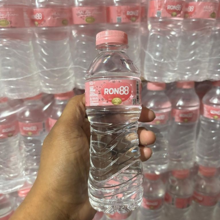 Air minum mineral Ron88 Botol 300ml