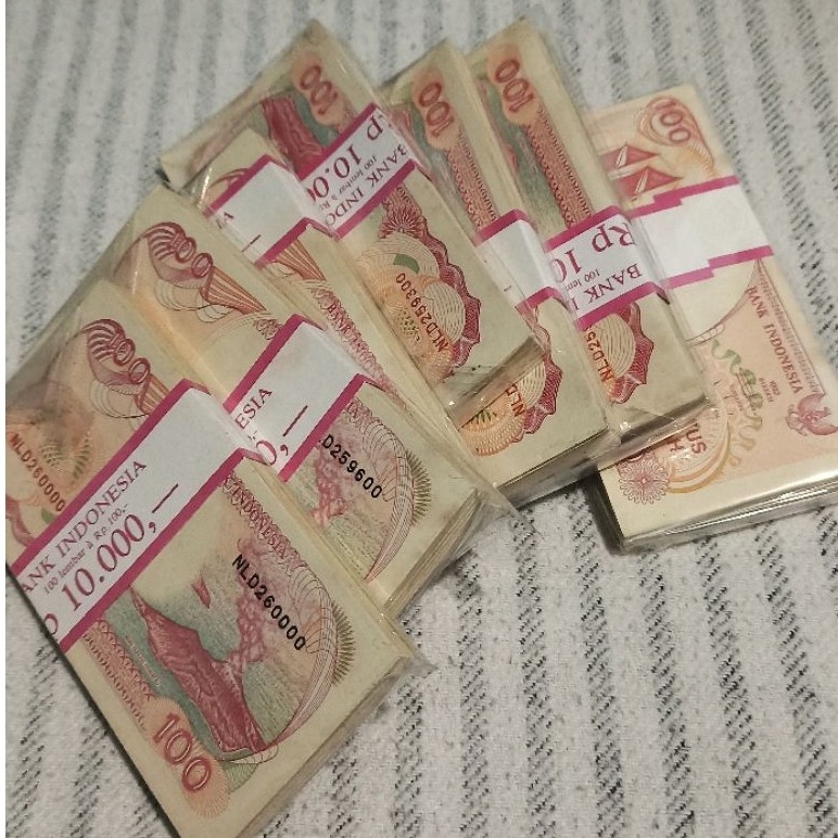 Uang Kertas 100 rupiah phinisi gepokan urut
