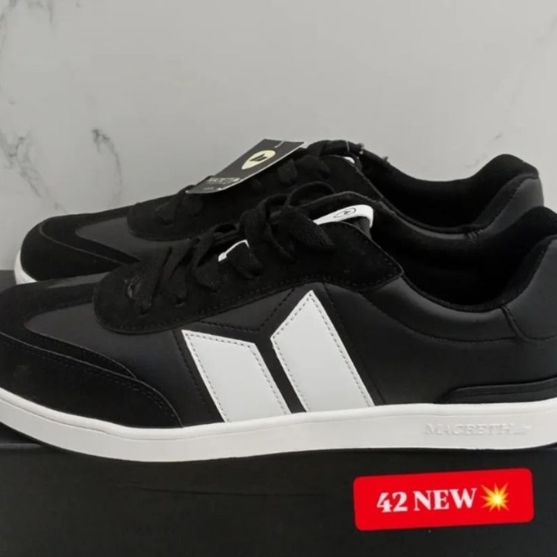 Macbeth Madrid Black White NEW (42 fit 43)