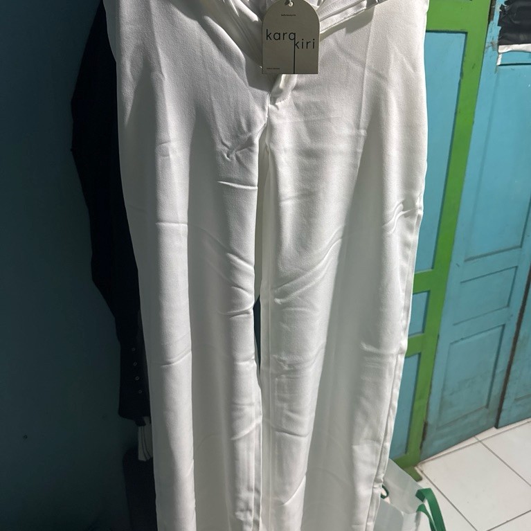 kara kiri celana warna putiu