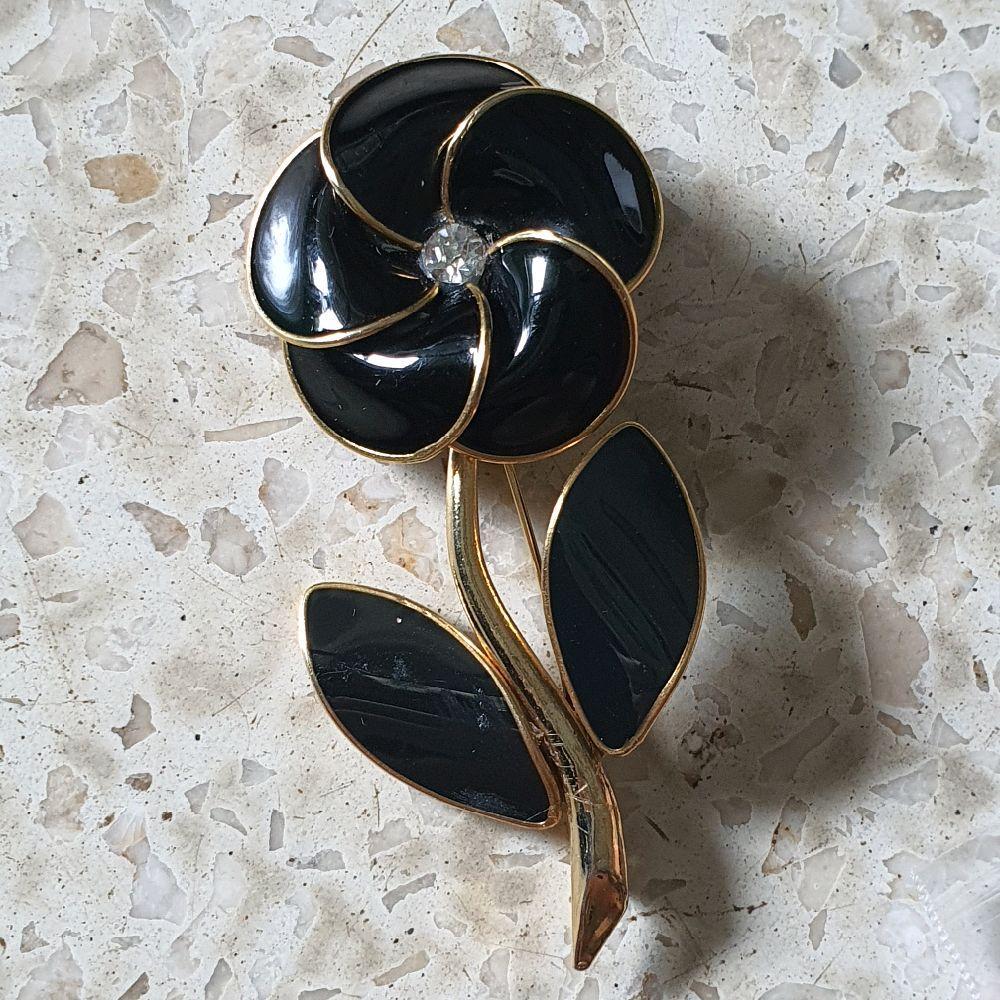 bros pin bentuk bunga warna hitam gold preloved bekas second aksesoris pakaian jas tas topi wanita c
