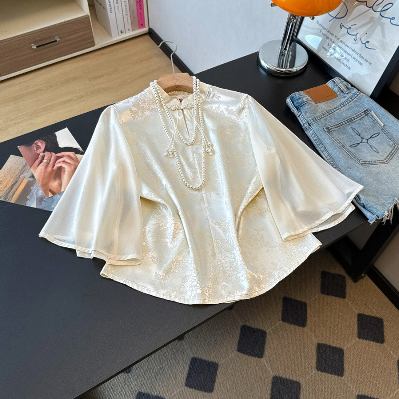 Blus lengan pendek sifon dengan detail jacquard satin dan kancing mutiara