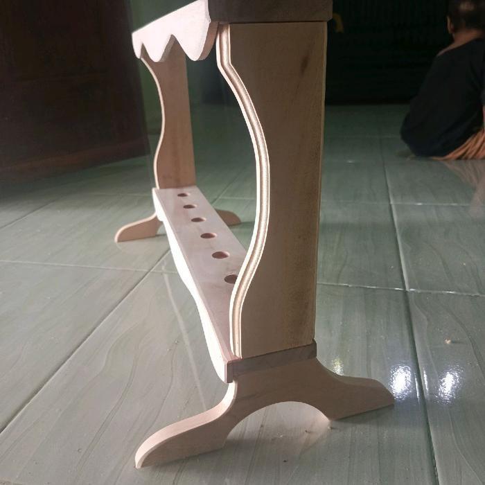 Jagrak keris isi 7 lubang bulat universal,untuk keris dan landean tumbak.Kayu solid. NR33+ bk keris 