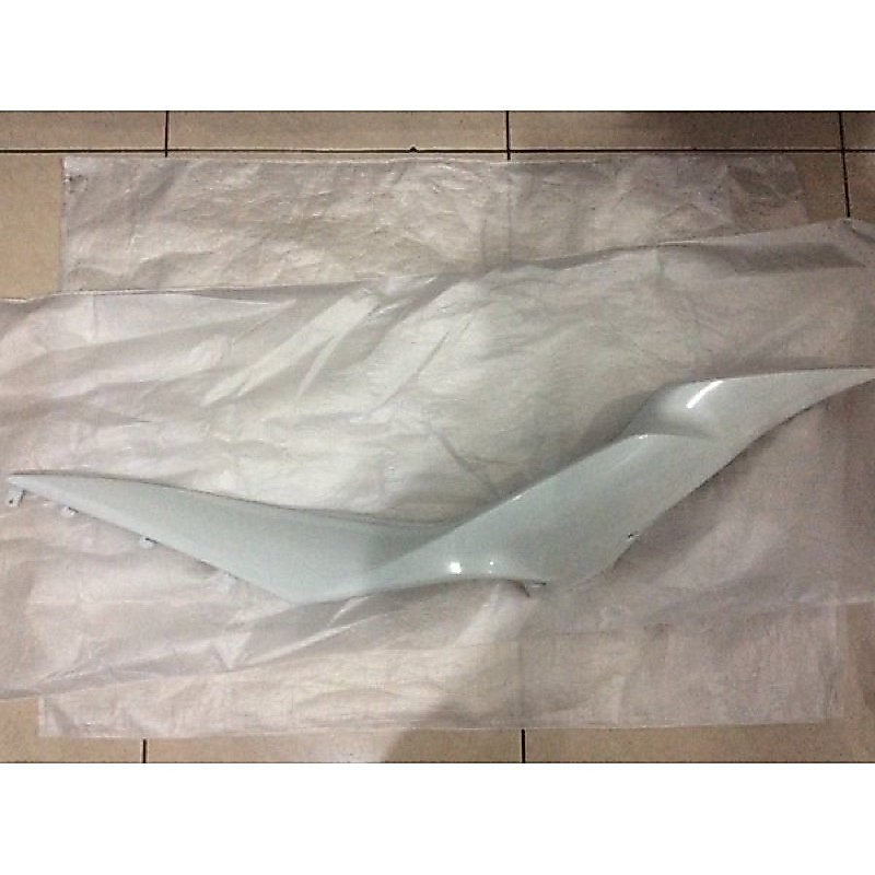Body Belakang Kiri  Suzuki GSX R 150 Putih