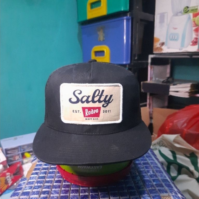 snapback salty x yupoong