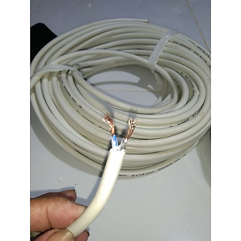 kabel listrik bulat putih serabut tembaga
