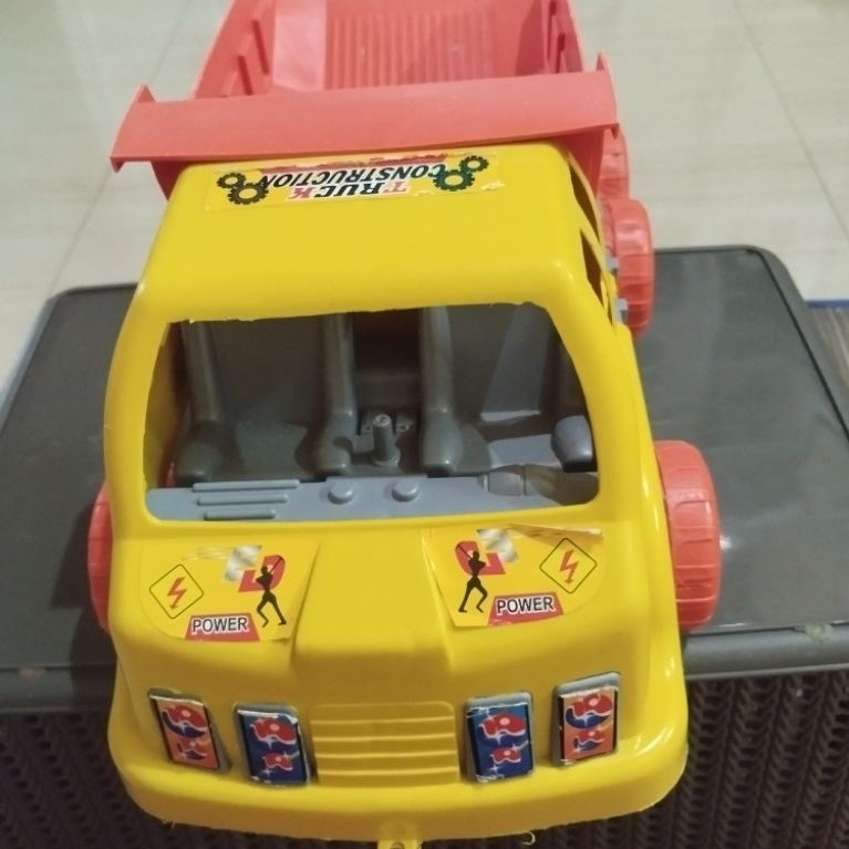mainan mobil anak bekas pakai.