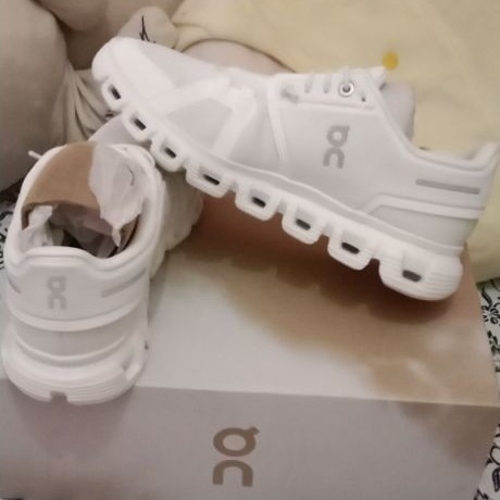 On Cloud shoes white trainning