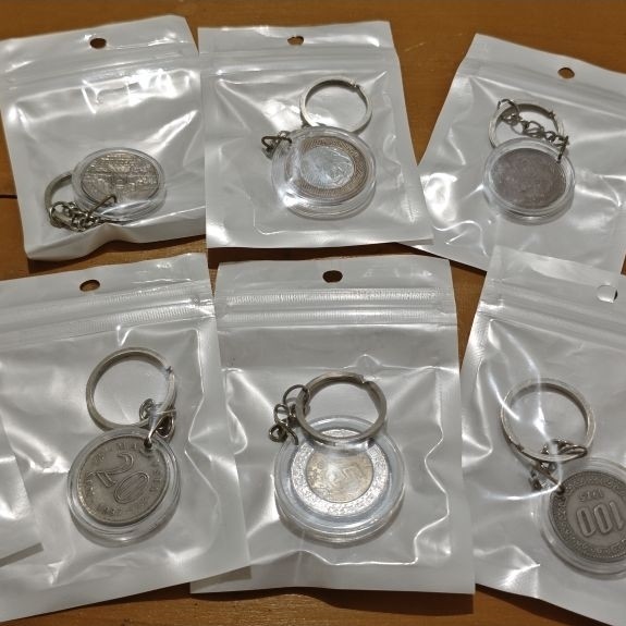 Gantungan Kunci Koin Kuno Asing Original - Vintage Keychain Mata Uang Dunia
