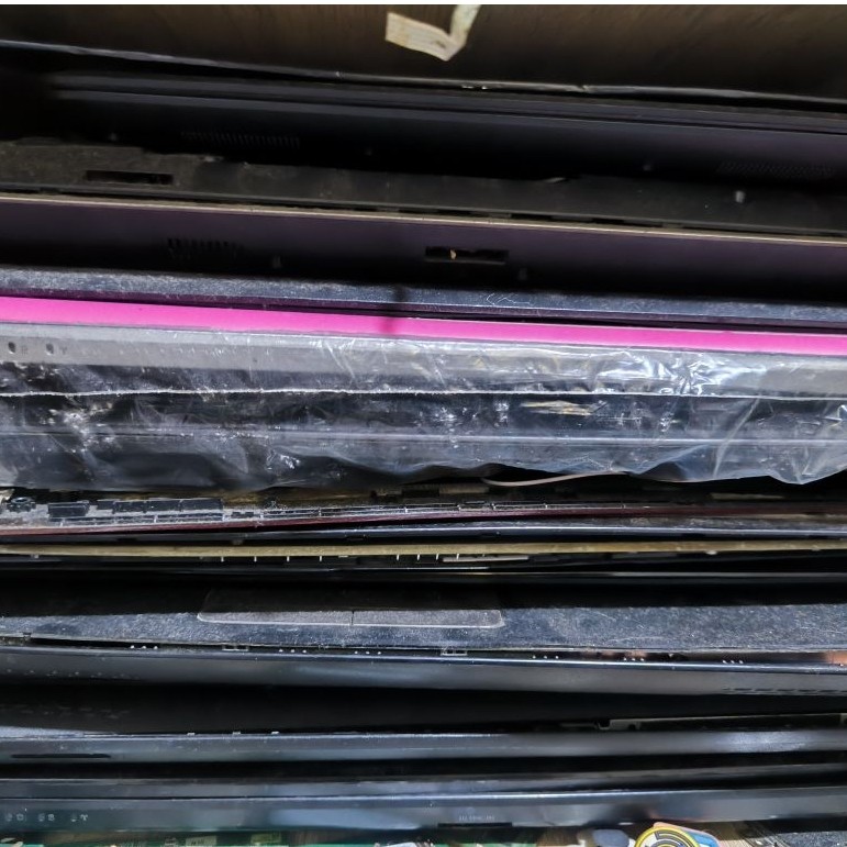 casing laptop rusak patah retak pecah merk random untuk pajangan tukang service
