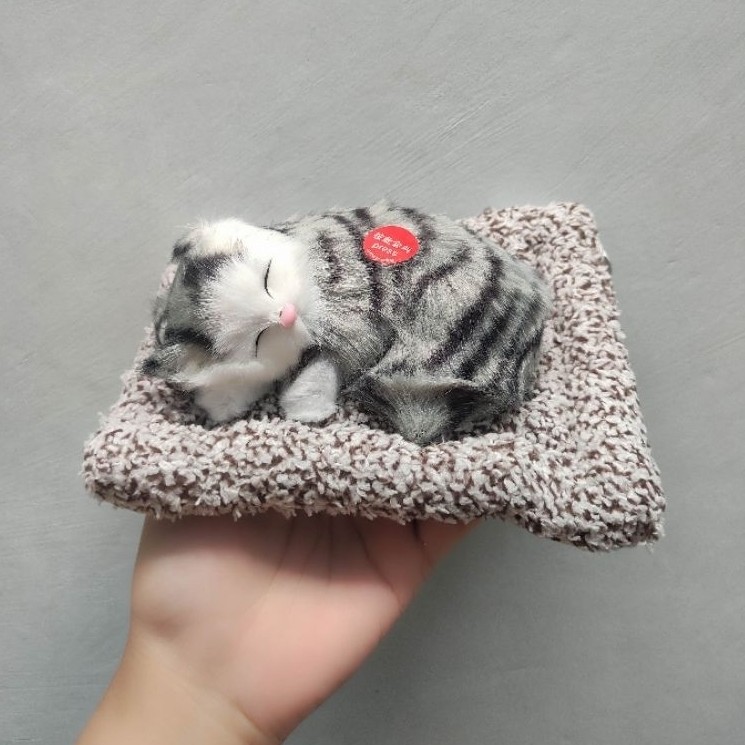 Boneka elektrik kucing mirip asli like new