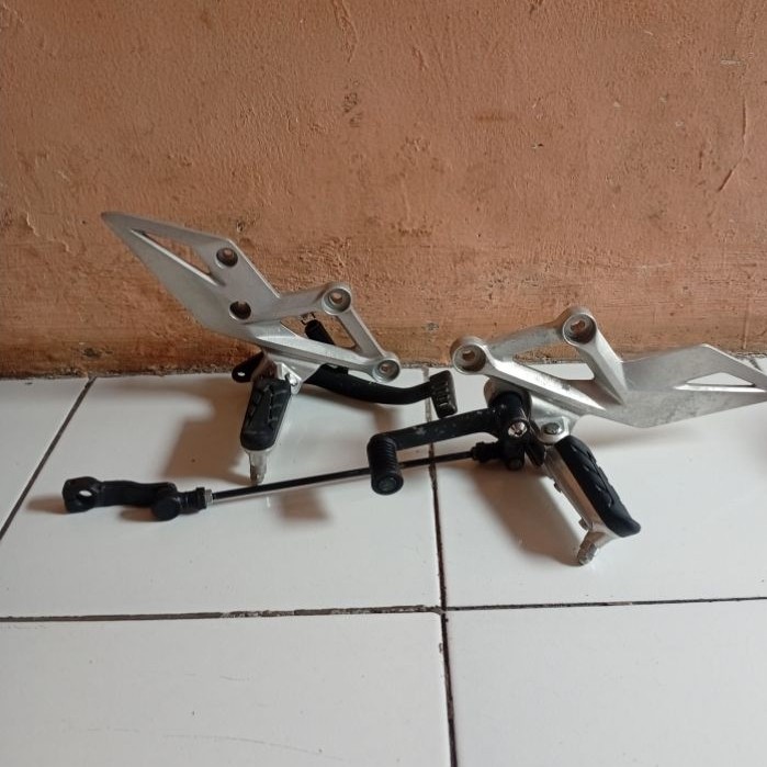 Footstep step depan CBR 150 R K45 Original copotan