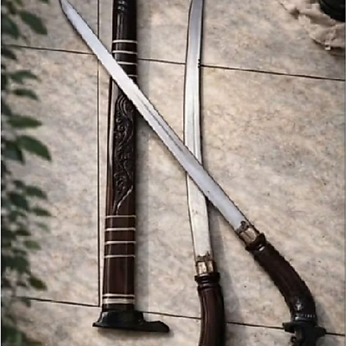 pusatnya golok gobang macan baja tempa dengan gagang kayu ukir dan sarung motif
