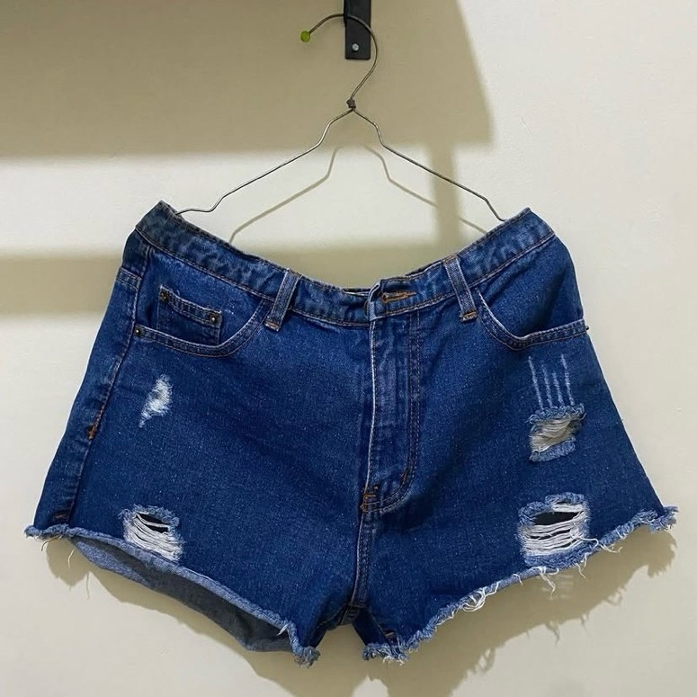 Celana levis pendek wanita