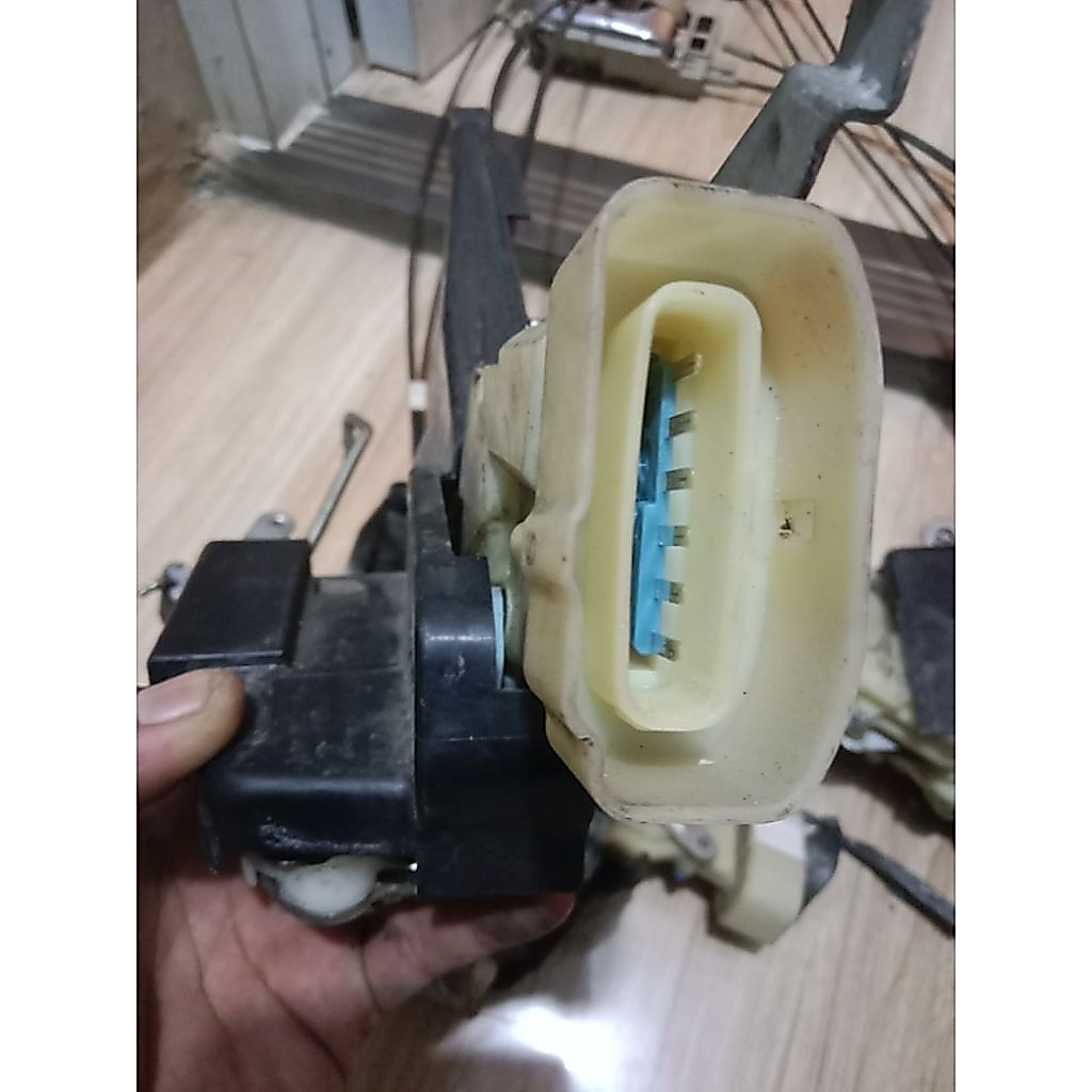 doorlock corolla altis 2004