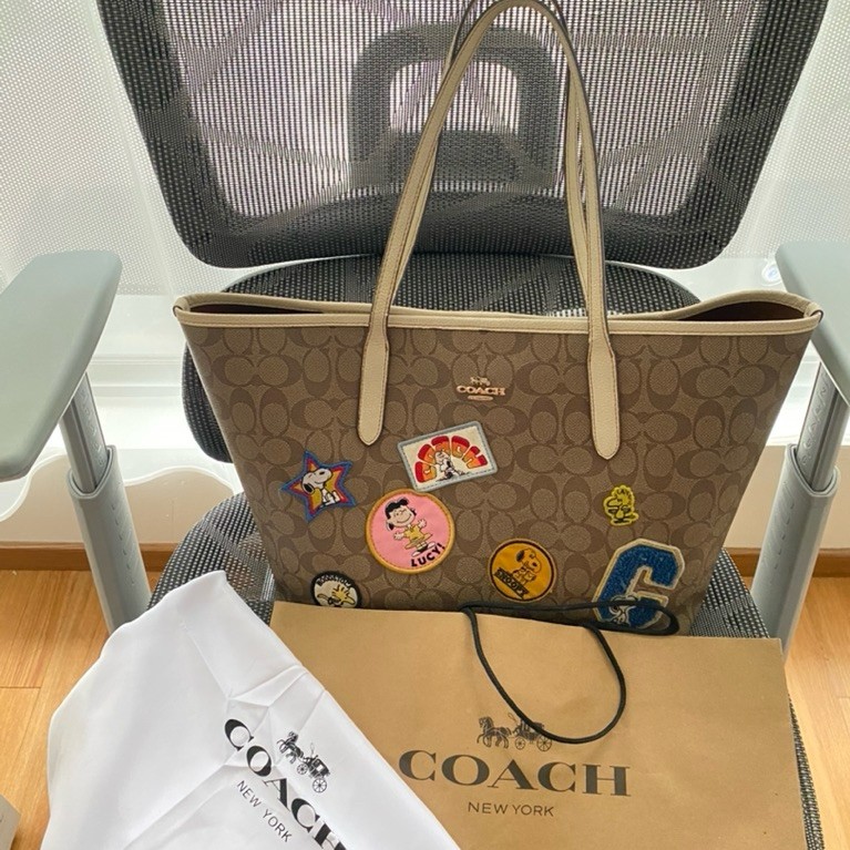 Totebag coach characters kolaborasi antara Coach x Peanuts (Snoopy).