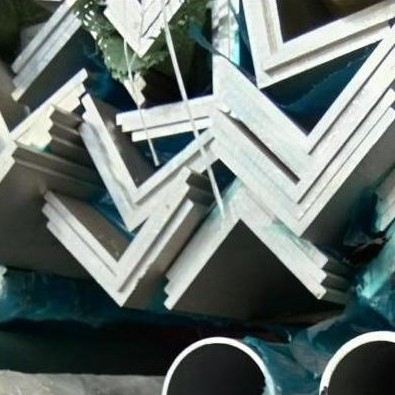 siku aluminium 40x40mm tebal 5mm