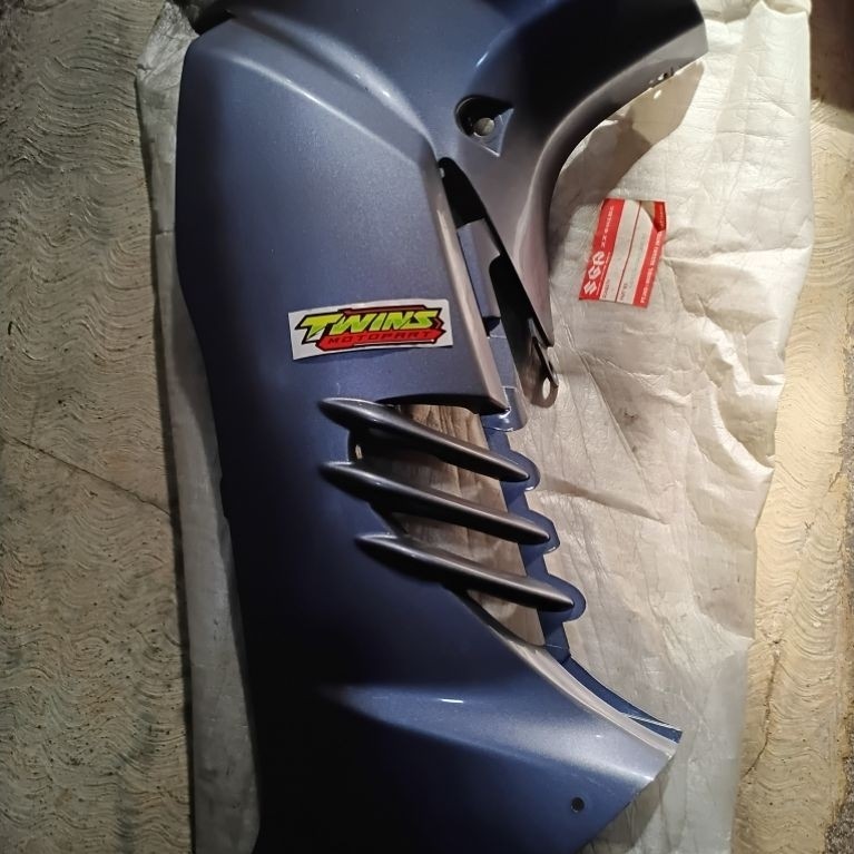 sayap dalam tebeng kiri suzuki shogun R 125 asli original SGP warna abu abu/ungu