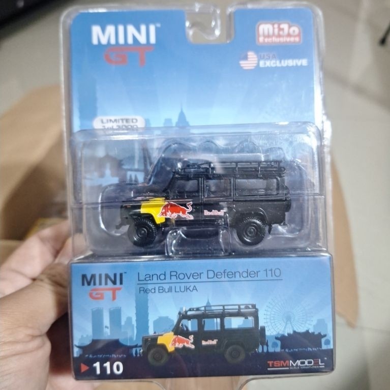 MINI GT 110 LAND ROVER DEFENDER 110 RED BULL LUKA BLISTER
