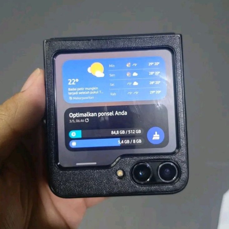 Samsung Z Flip 5 8/512GB Minus Pas Lipatan ada garis