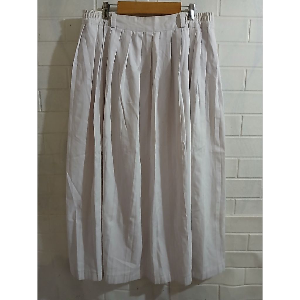pl rok putih seragam SMA lp 84 pj 94 bahan tebel. pemakaian wajar. butuh cuci