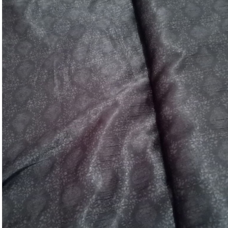 KAIN SATIN MOTIF BUNGA KECIL DASAR HITAM (REQ PANJANG 50 CM = Rp16.500)
